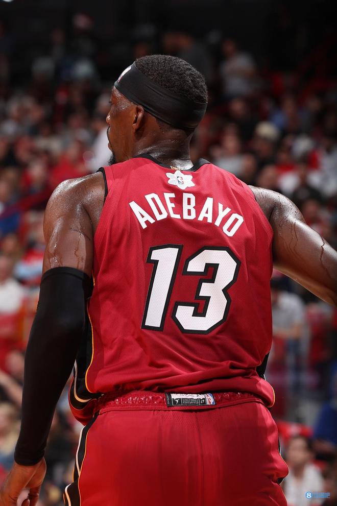 开云官网-热火大胜尼克斯，韦德在比赛末段爆发